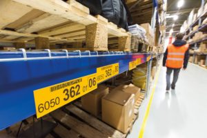 Identification logistique avec étiquettes, marquage au sol et solutions RFID