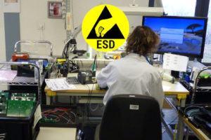 Un opérateur ESD est un opérateur travaillant dans le domaine de la fabrication des cartes électroniques et conscient des risques créés par les décharges électrostatiques sur la qualité de la production