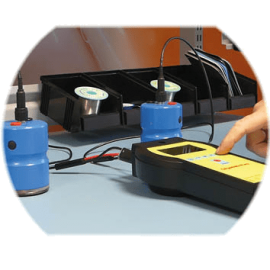 exp_esd_2-min utilisation d'outil de test et mesure ici un champmetre pour mesurer les décharges électrostatiques
