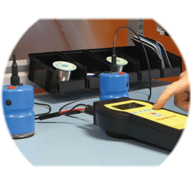 exp_esd_2-min utilisation d'outil de test et mesure ici un champmetre pour mesurer les décharges électrostatiques